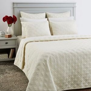 Queen sateen coverlet w shams